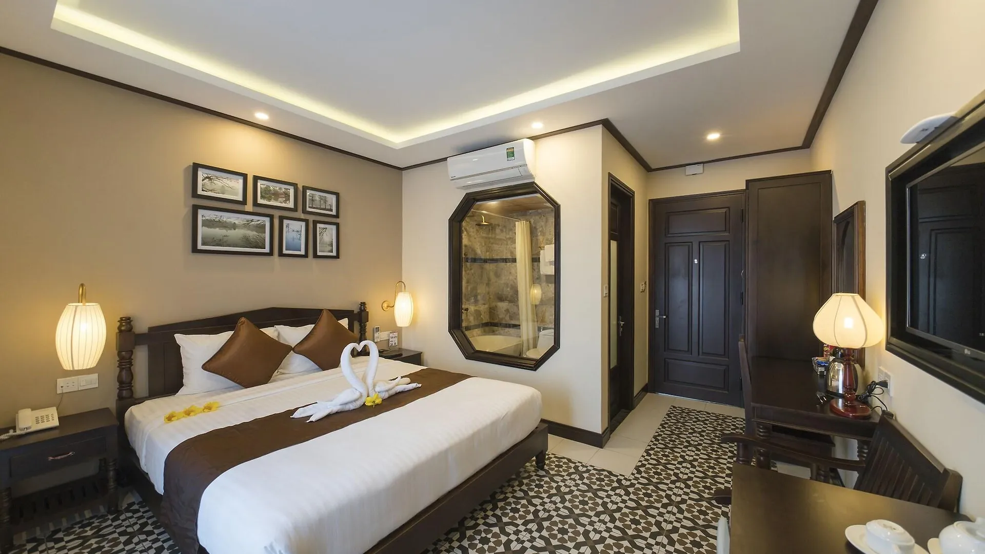 Villa Golden Bell Backpacker Hotel & Pool Bar Hoi An