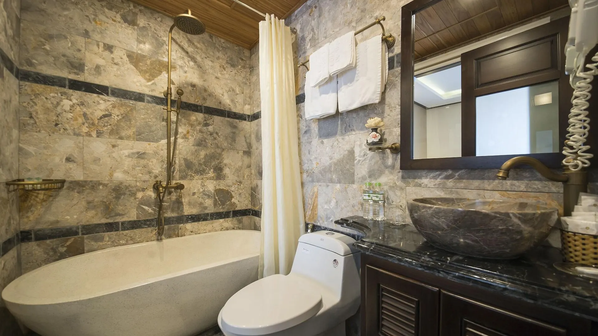 Golden Bell Backpacker Hotel & Pool Bar Hoi An 0*,